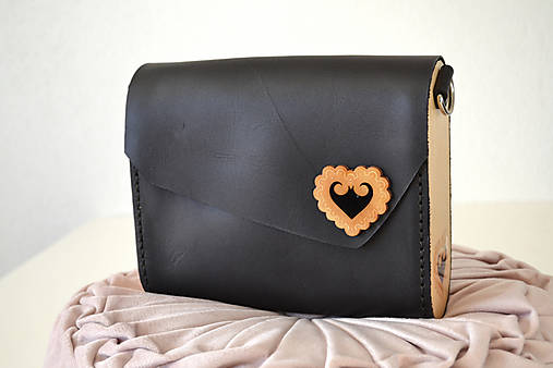 Kožená kabelka Zuzička čierne srdce (čierna s popruhom)