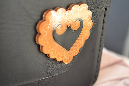 Kožená kabelka Zuzička čierne srdce (čierna s popruhom)