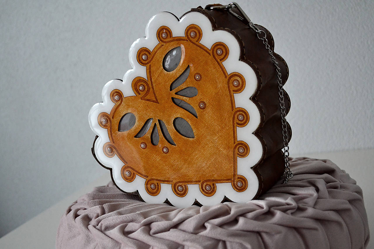 Drevená ručne maľovaná kabelka Skvost spod Poľany exklusiv (Hnedá pigmentovaná  s moreným drevom)