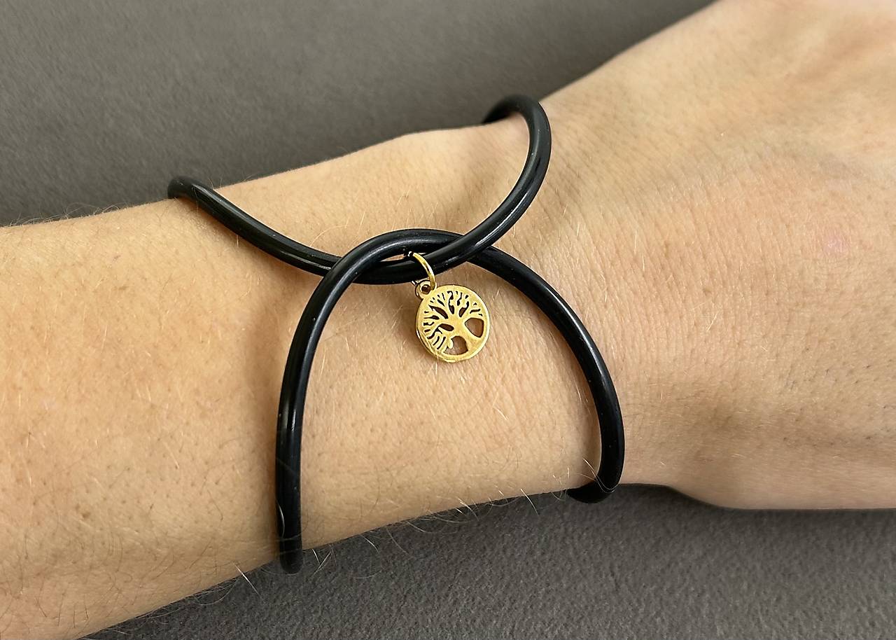 Infinity - čierny silikónový náramok so stromom života z chirurgickej ocele