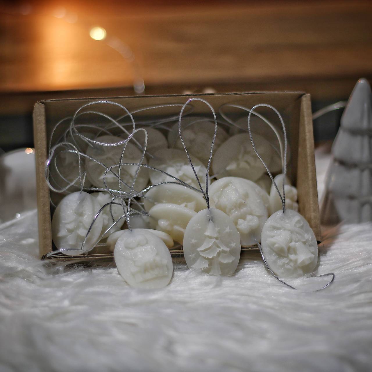 VÝPREDAJ - Vianočné ozdoby zo 100% včelieho vosku BIELE v darčekovej krabičke 25ks