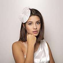 Ozdoby do vlasov - Svadobný hodvábny klobúčik s mašľou a perlami, pre nevestu - 16219744_
