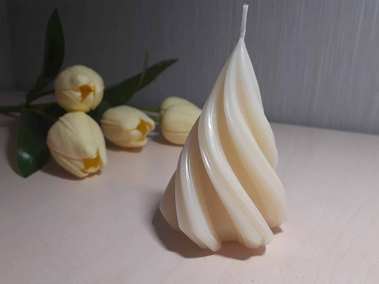 Ručne robená sviečka s obsahom esenciálnych vonných olejov - TRII - jemná vanilka