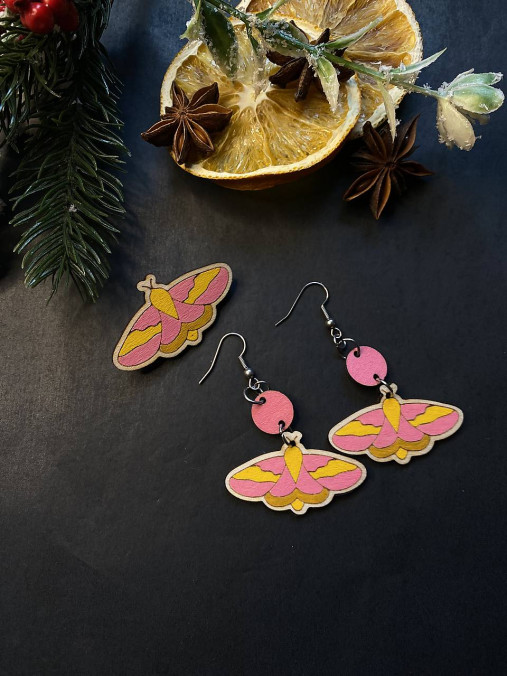 sada ručne maľovaných drevených náušníc a brošne ružový nočný motýľ rosy maple moth