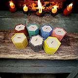 Sviečky - Sójová sviečka v mramorovanom hexagónovom svietniku, drevený knôt - 16223784_