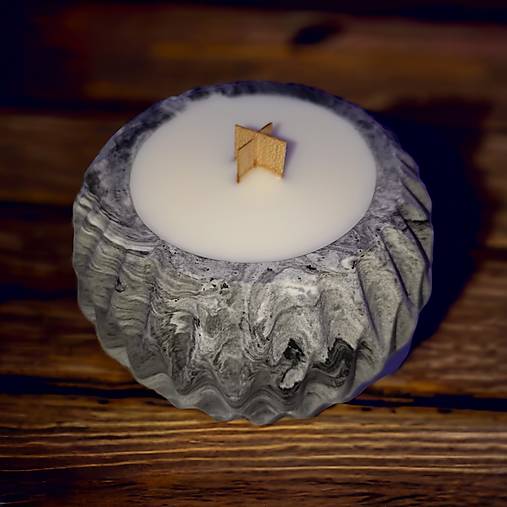 Sójová sviečka v mramorovanom svietniku, drevený knôt (Čierna)