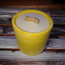 Sviečky - Sójová sviečka v mramorovanom okrúhlom svietniku, drevený knôt (Žltá) - 16223760_