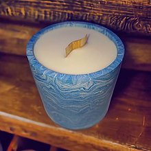 Sviečky - Sójová sviečka v mramorovanom okrúhlom svietniku, drevený knôt (Modrá) - 16223761_