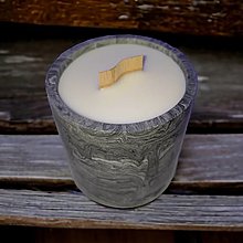 Sviečky - Sójová sviečka v mramorovanom okrúhlom svietniku, drevený knôt (Čierna) - 16223762_