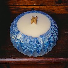 Sviečky - Sójová sviečka v mramorovanom svietniku, drevený knôt (Modrá) - 16223770_