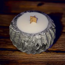 Sviečky - Sójová sviečka v mramorovanom svietniku, drevený knôt (Čierna) - 16223771_
