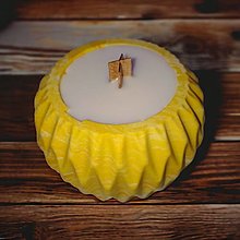 Sviečky - Sójová sviečka v mramorovanom svietniku, drevený knôt (Žltá) - 16223772_