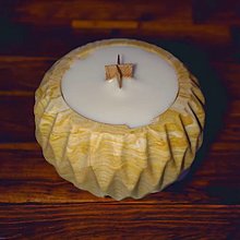 Sviečky - Sójová sviečka v mramorovanom svietniku, drevený knôt (Tmavo žltá) - 16223775_