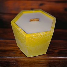 Sviečky - Sójová sviečka v mramorovanom hexagónovom svietniku, drevený knôt (Žltá) - 16223781_