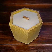 Sviečky - Sójová sviečka v mramorovanom hexagónovom svietniku, drevený knôt (Tmavo žltá) - 16223785_