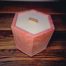 Sviečky - Sójová sviečka v mramorovanom hexagónovom svietniku, drevený knôt (Červená) - 16223786_