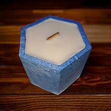 Sviečky - Sójová sviečka v mramorovanom hexagónovom svietniku, drevený knôt (Modrá) - 16223789_