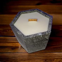 Sviečky - Sójová sviečka v mramorovanom hexagónovom svietniku, drevený knôt (Čierna) - 16223790_