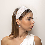 Ozdoby do vlasov - Biela zamatová široká čelenka s perlami a závojom - 16224958_