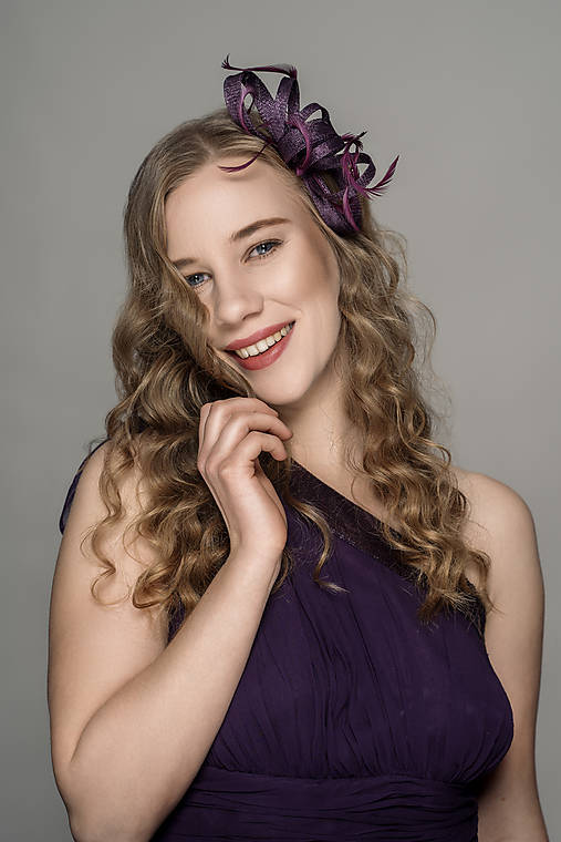 Ozdoby do vlasov - Kučeravý pierkový fascinátor v purpurovej, pre družičky, na svadbu - 16225241_