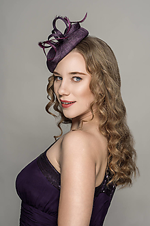 Ozdoby do vlasov - Kučeravý pierkový klobúčik v purpurovej, pre družičky, na svadbu - 16225292_