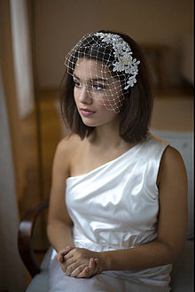 Ozdoby do vlasov - Krátky svadobný závoj s čipkou pošitou perličkami, ivory - 16225939_