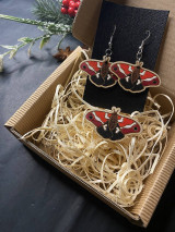 Sady šperkov - sada drevených ručne maľovaných náušníc a brošne červený nočný motýľ - 16226712_