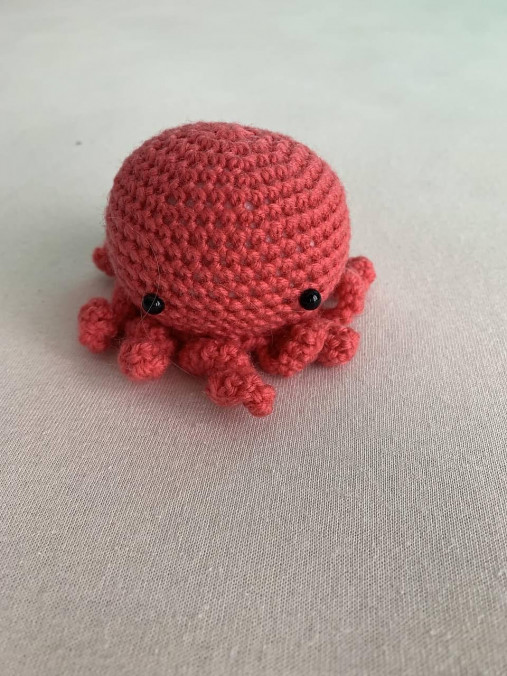 mini háčkovaná chobotnička - červená