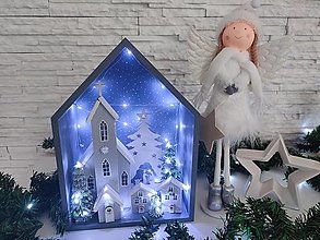 Dekorácie - Drevený svietiaci vianočný domček - 16232753_