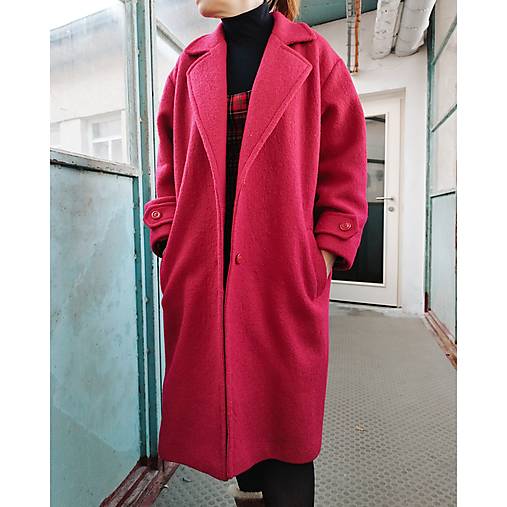 Červený vlnený kabát
