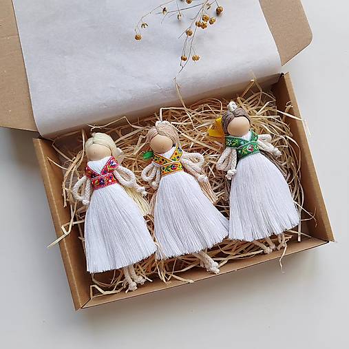Dekorácie - Makramé folklórny anjelik FOLK DOLL  (sada 3 ks + darčeková krabička) - 16233128_