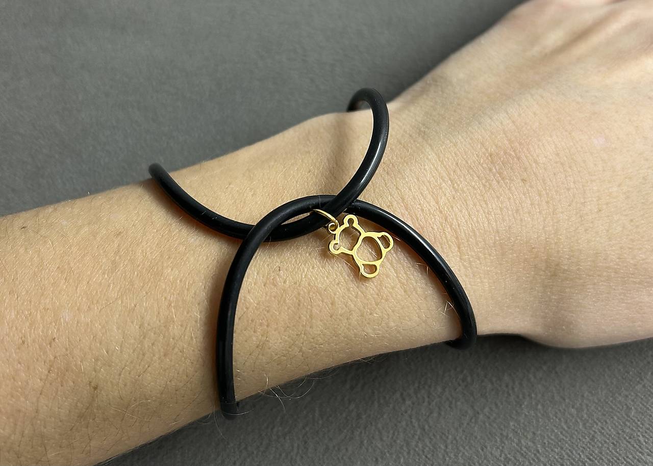 Infinity - čierny silikónový náramok s medvedíkom z chirurgickej ocele