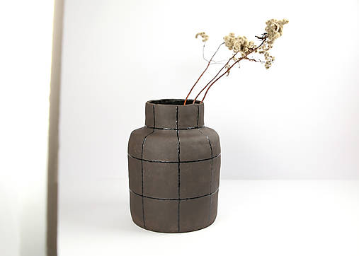 Veľká keramická váza Tmavohnedá, Čierny grid