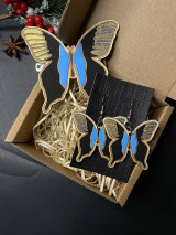 Sady šperkov - Set drevenej vlasovej spony a náušníc Modrý nočný motýľ so zlatým detailom - 16243548_