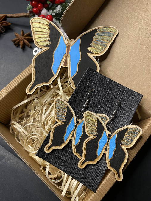 Set drevenej vlasovej spony a náušníc Modrý nočný motýľ so zlatým detailom