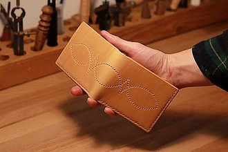 Peňaženky - Kožená peňaženka s vyšitým ornamentom - 16244918_