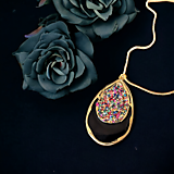 Náhrdelníky - Živicový náhrdelník s farebnými kamienkami,  nerezová oceľ - 16246208_