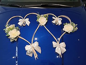 Dekorácie - Biela výzdoba na svadobné auto (srdiečka s mašličkami a Ivory kvetmi) - 16247213_