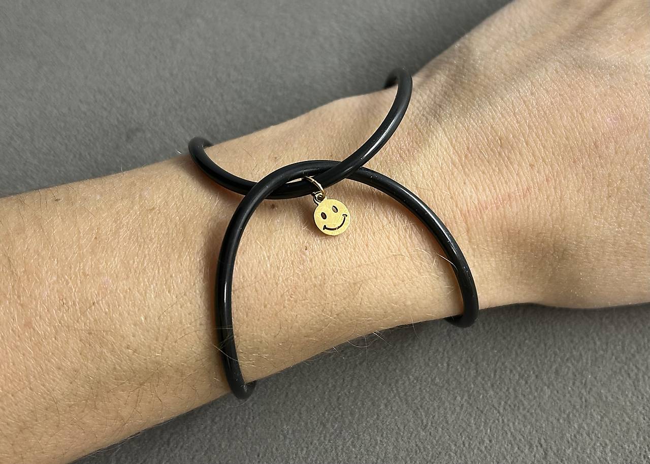 Infinity - čierny silikónový náramok so smajlíkom z chirurgickej ocele