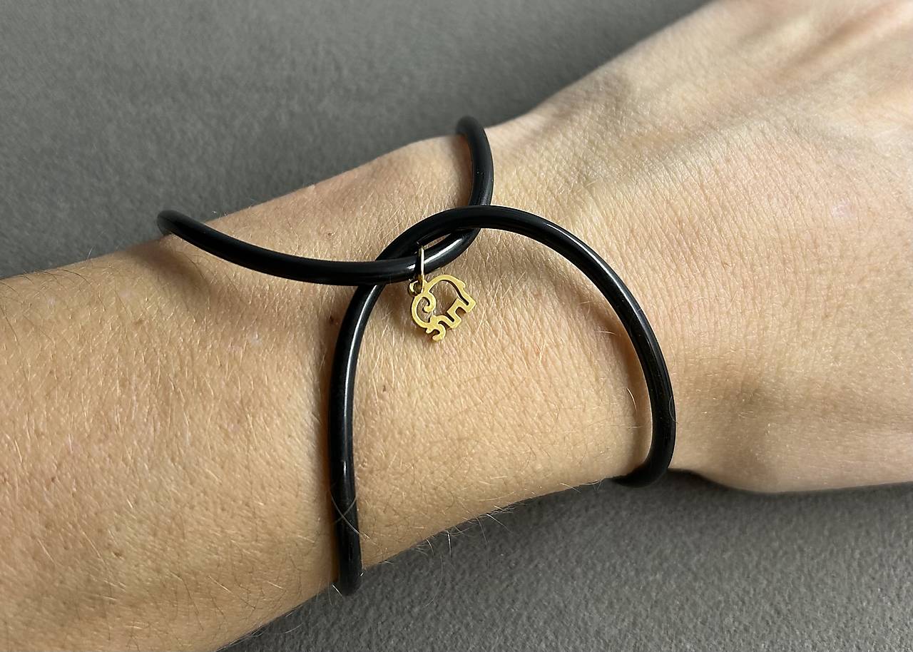 Infinity - čierny silikónový náramok so sloníkom z chirurgickej ocele