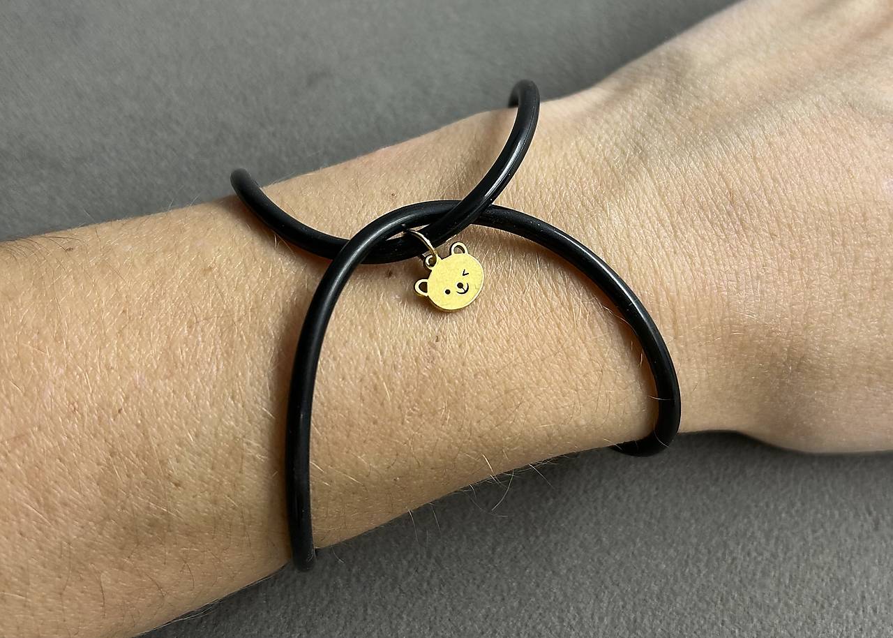 Infinity - čierny silikónový náramok s medvedíkom z chirurgickej ocele