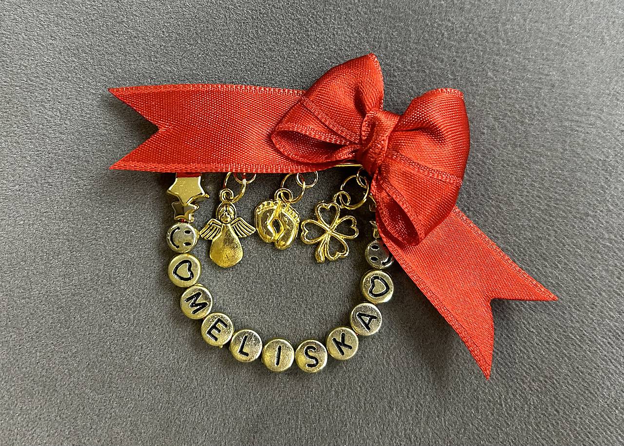 Mašlička/stužka proti urieknutiu na kočík/vajíčko s anjelikom, štvorlístkom, nožičkami a menom