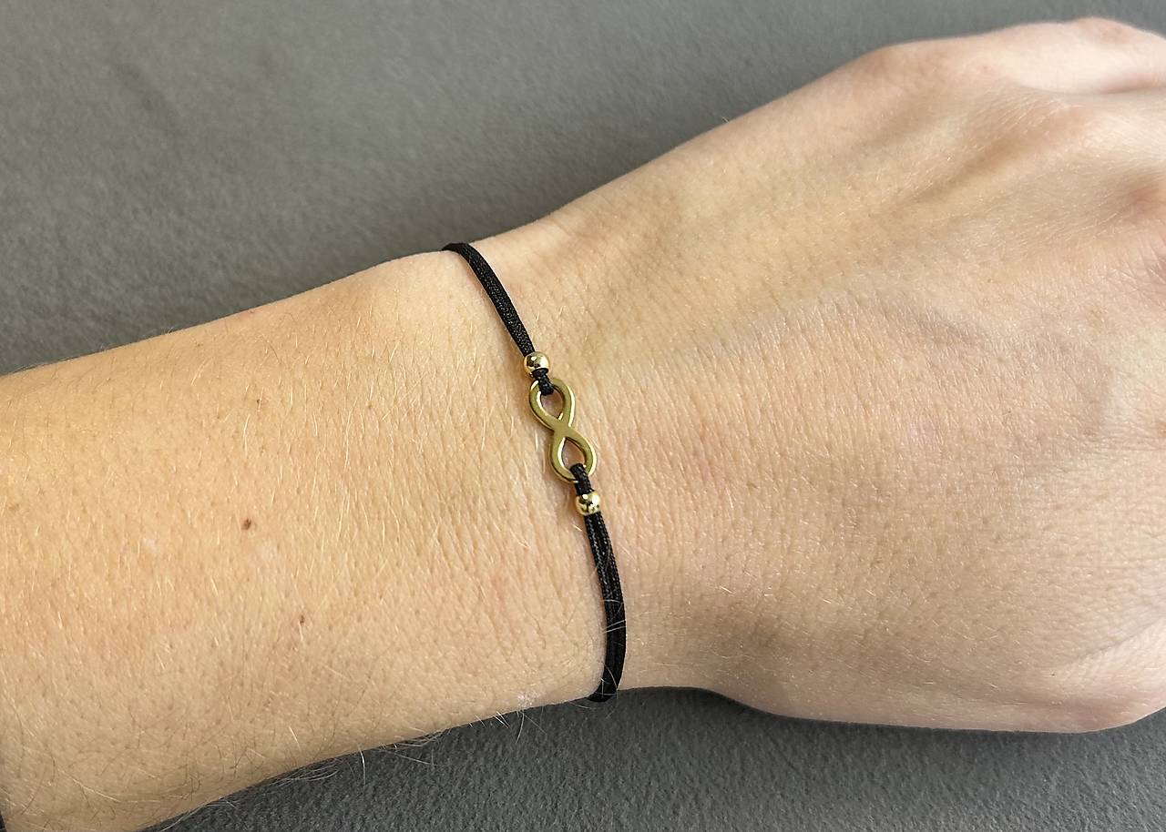 Jednoduchý náramok s minimalistickým symbolom infinity z chirurgickej ocele