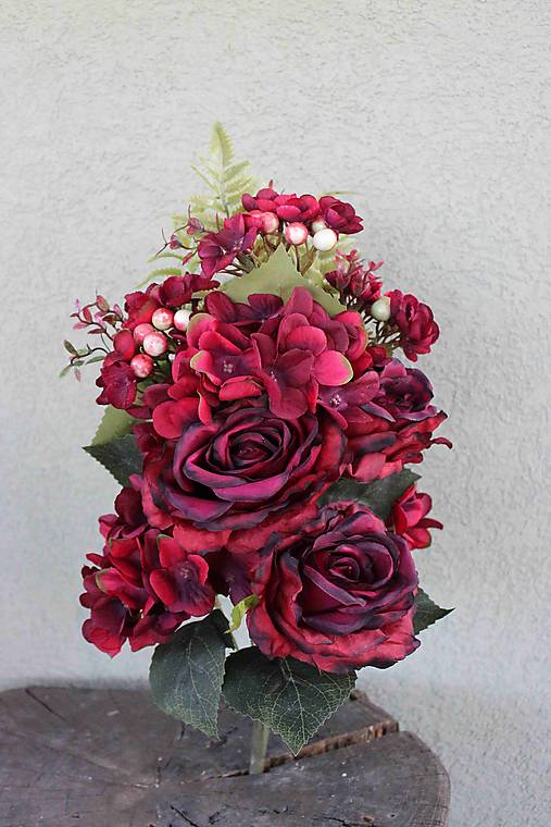 Kytica z ruží a hortenzií červená 55cm - dekorácia