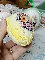 Dekorácie - Maľované vajíčko v žltom šate - 16256077_