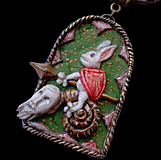 Náhrdelníky - Stredoveký medailón Zajac jazdiaci na slimákovi - 16254731_