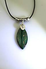 Náhrdelníky - Prívesok z pravého malachitu - výrazný šperk - 16258163_