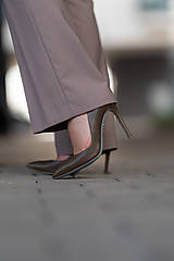 Ponožky, pančuchy, obuv - Dámske kožené topánky na podpätku hladké hnedé khaki - 16257064_