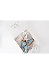 Ponožky, pančuchy, obuv - Dámske kožené topánky na podpätku s výšivkou modré - 16257097_