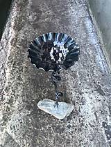 Svietidlá - kovaný svietnik osadený v kameni - 16259468_
